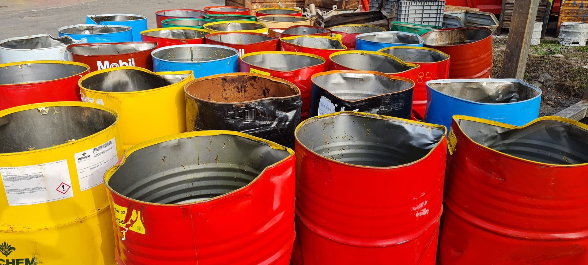 Un mucchio di barili colorati sono impilati uno sopra l'altro.