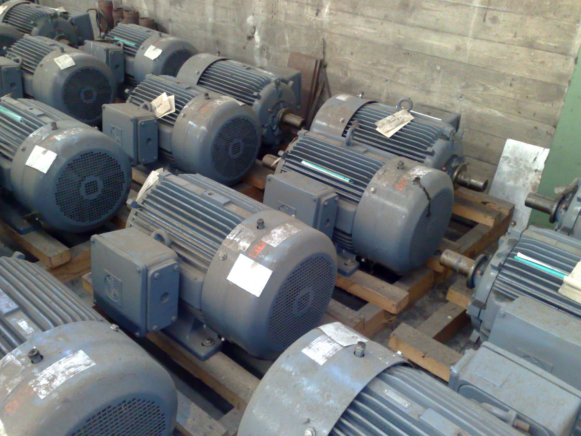 Un gruppo di motori sono impilati uno sopra l'altro