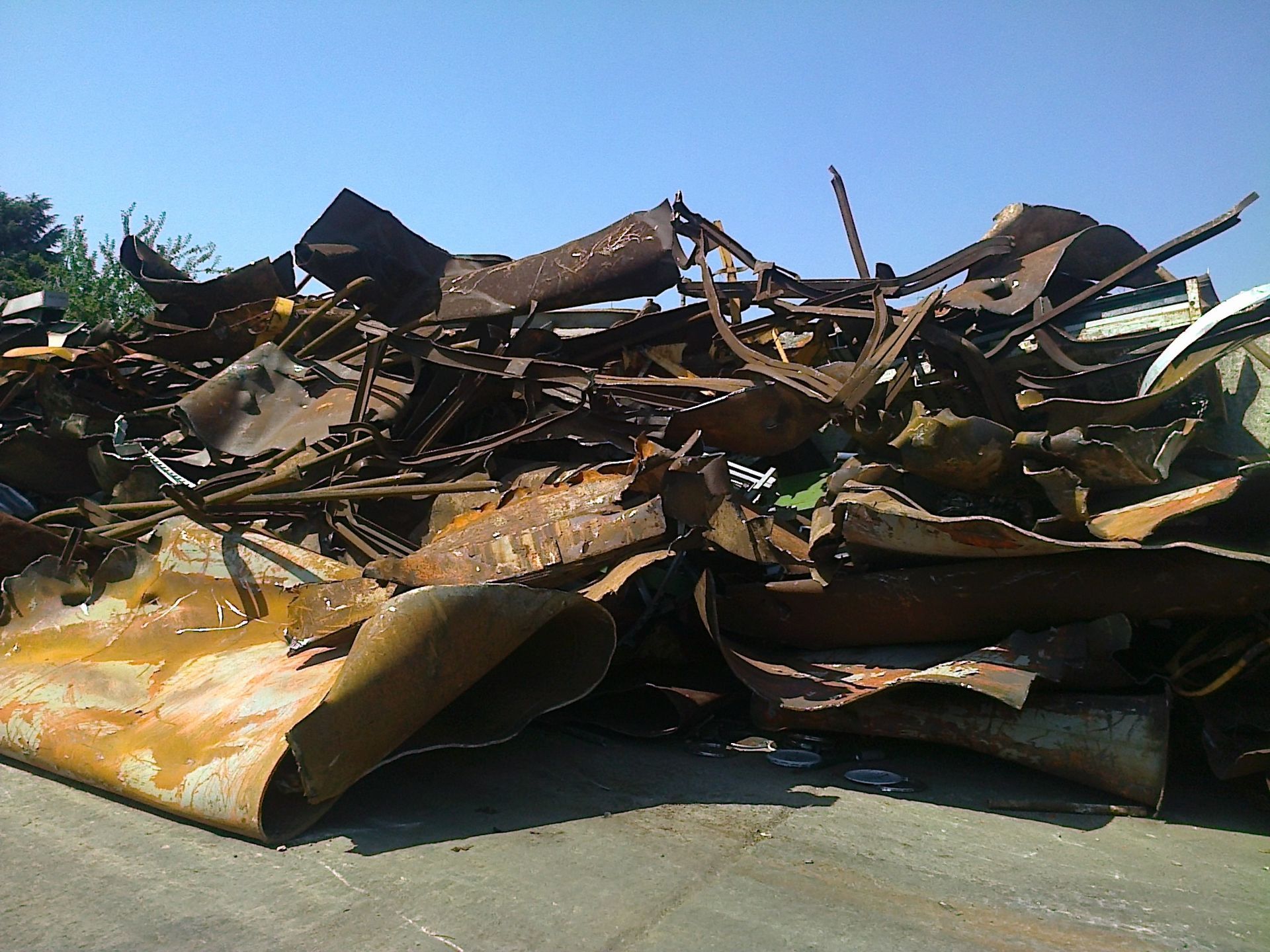 A terra c'è un mucchio di metallo arrugginito