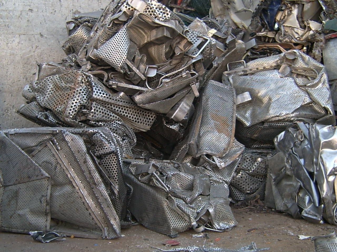 A terra c’è un mucchio di rottami metallici