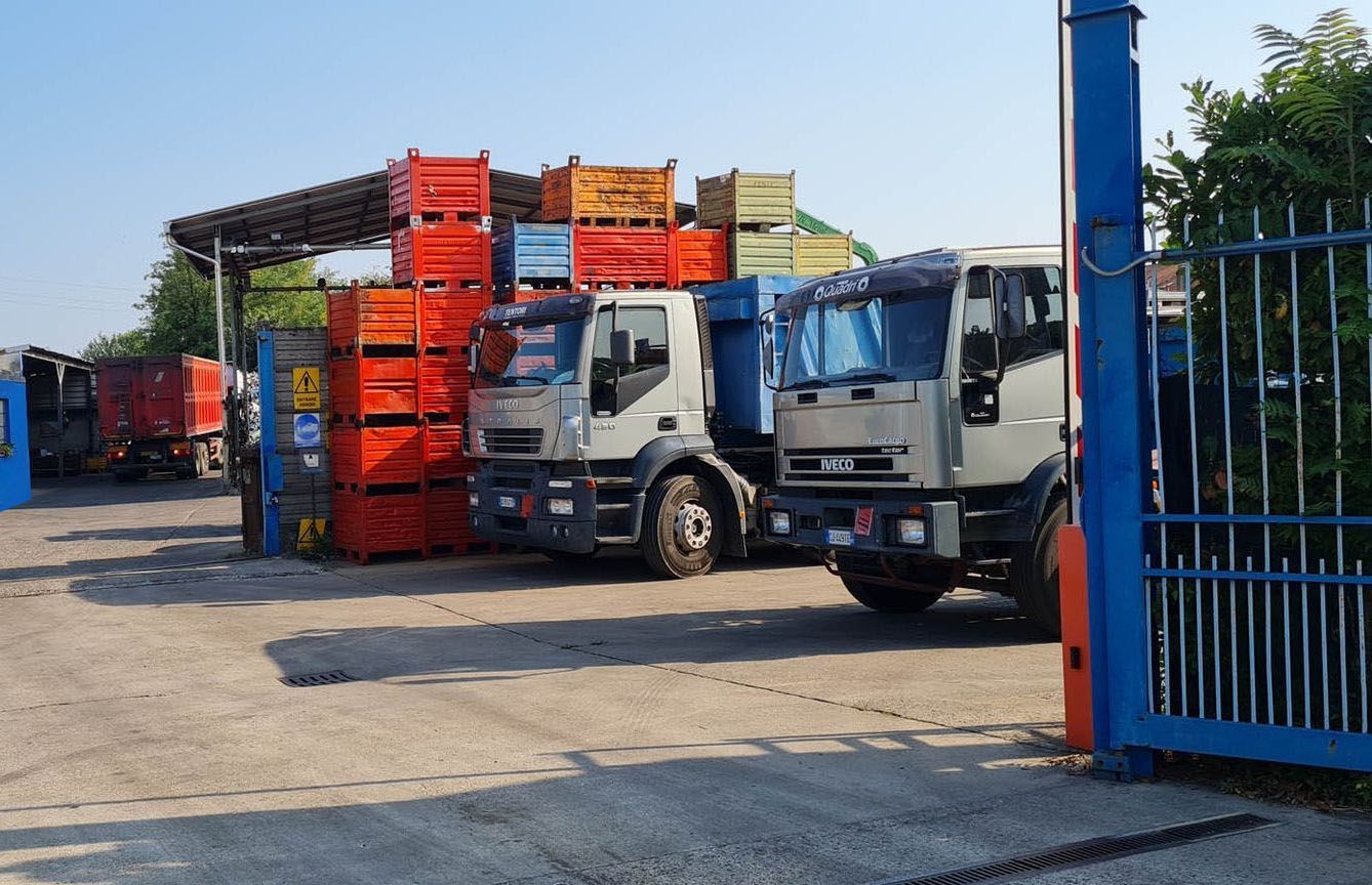 Molti camion sono parcheggiati in un parcheggio