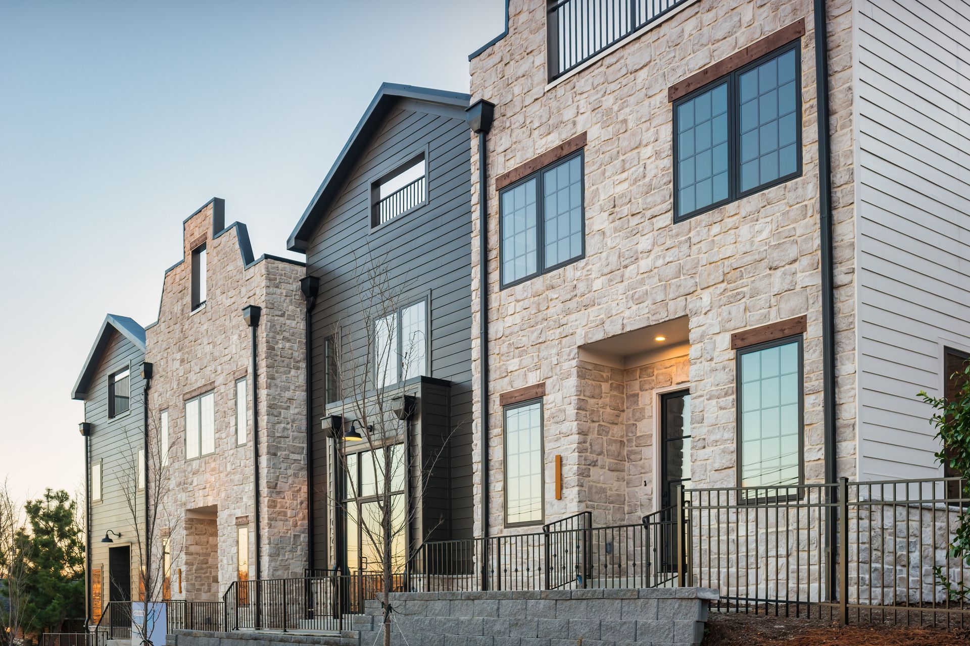 A row of houses are lined up next to each other.