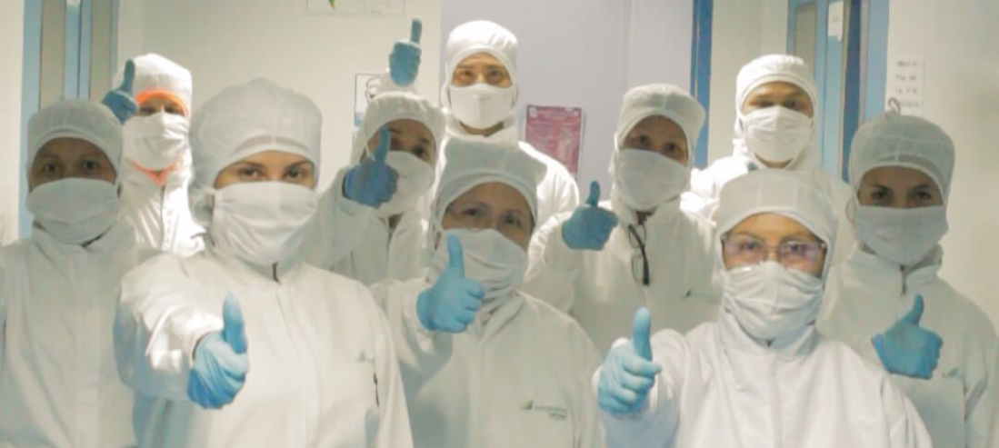 Colaboradores de Nutripharma unidos celebrando ser uno de los 100 Mejores Lugares para Trabajar en América Latina 2025.