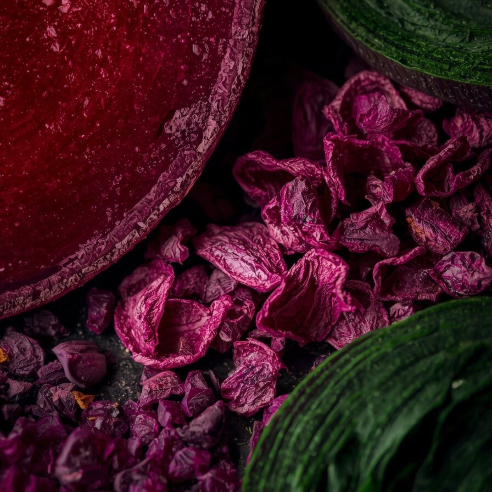 Remolacha y espirulina en su forma natural, materias primas utilizadas para la obtención de colorantes alimentarios no artificiales.