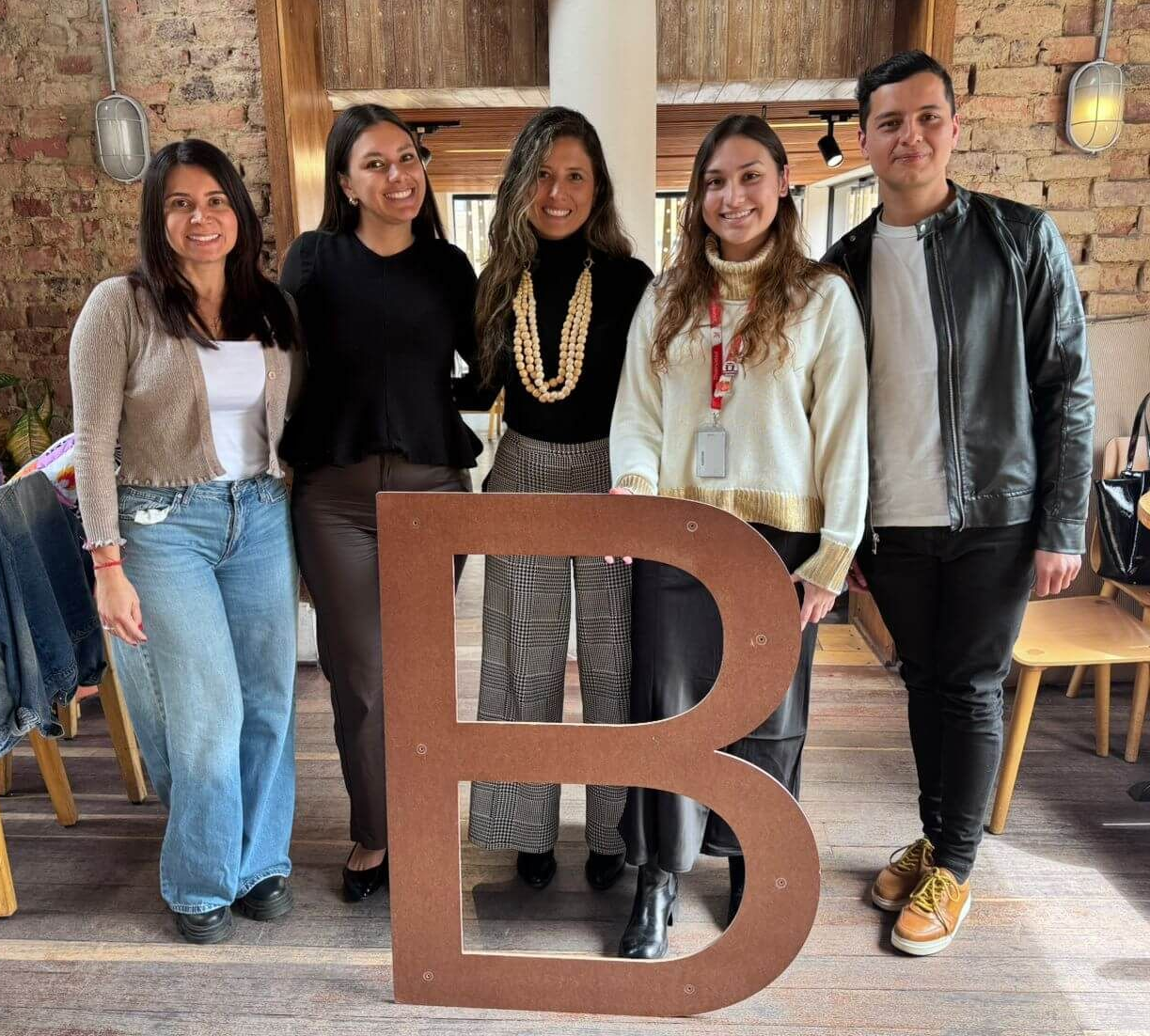 Equipos de Laboratorios Nutripharma y Juan Valdez durante la entrega de la B viajera, símbolo de la certificación como Empresa B.