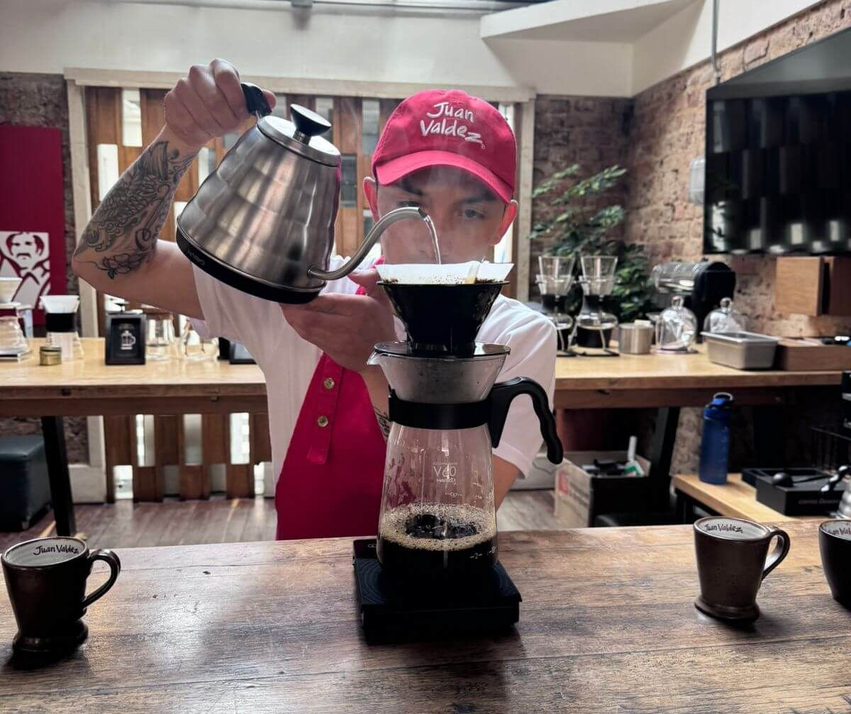 Barista de Juan Valdez preparando café durante la entrega de la B viajera a Laboratorios Nutripharma.