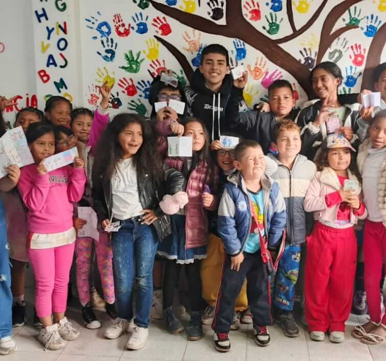 Niños de la Fundación UNA recibiendo apoyo nutricional de Nutripharma como parte de una alianza para