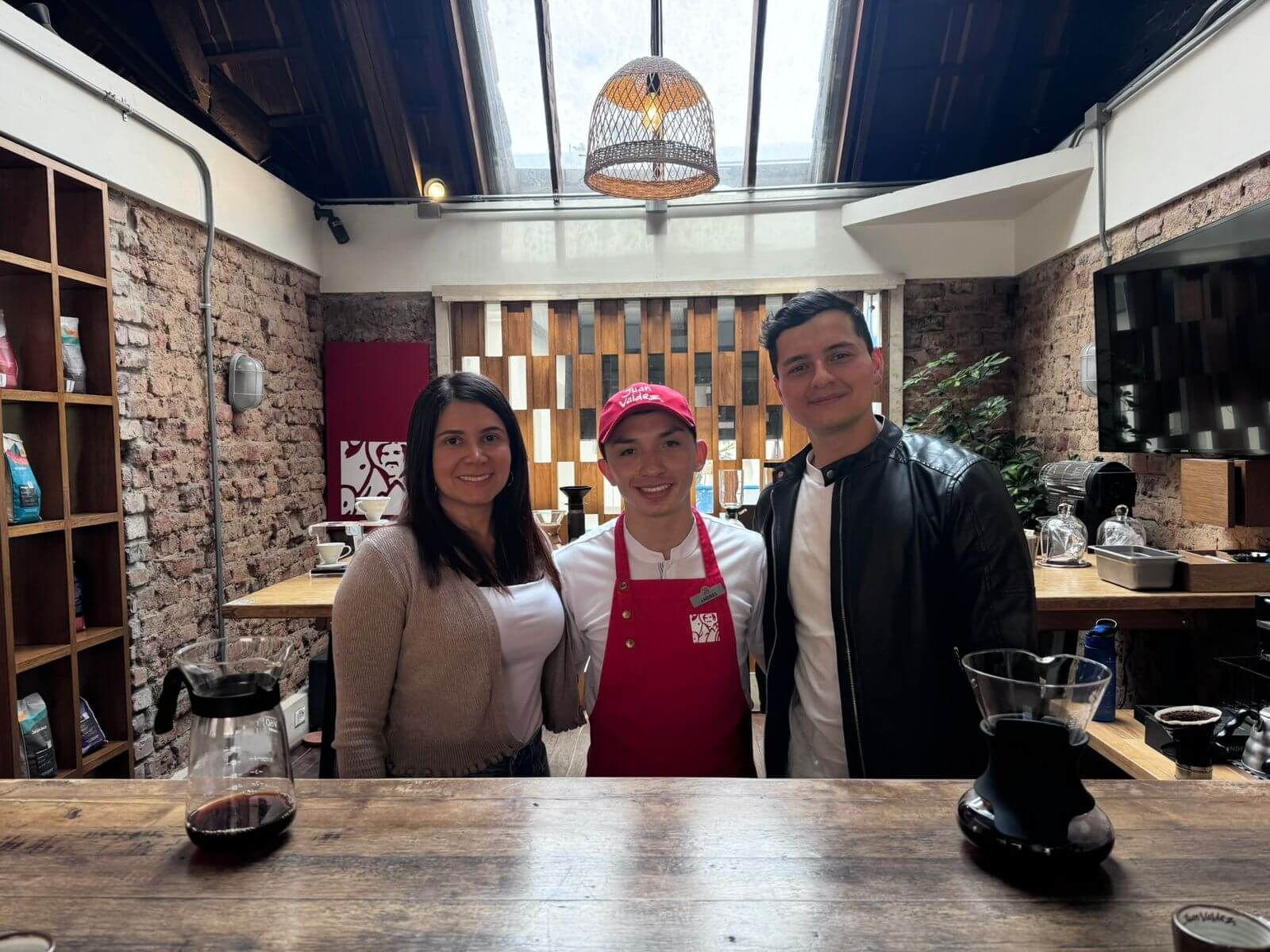 Representantes de Nutripharma junto a un barista de Juan Valdez durante el acto simbólico de entrega de la B viajera.