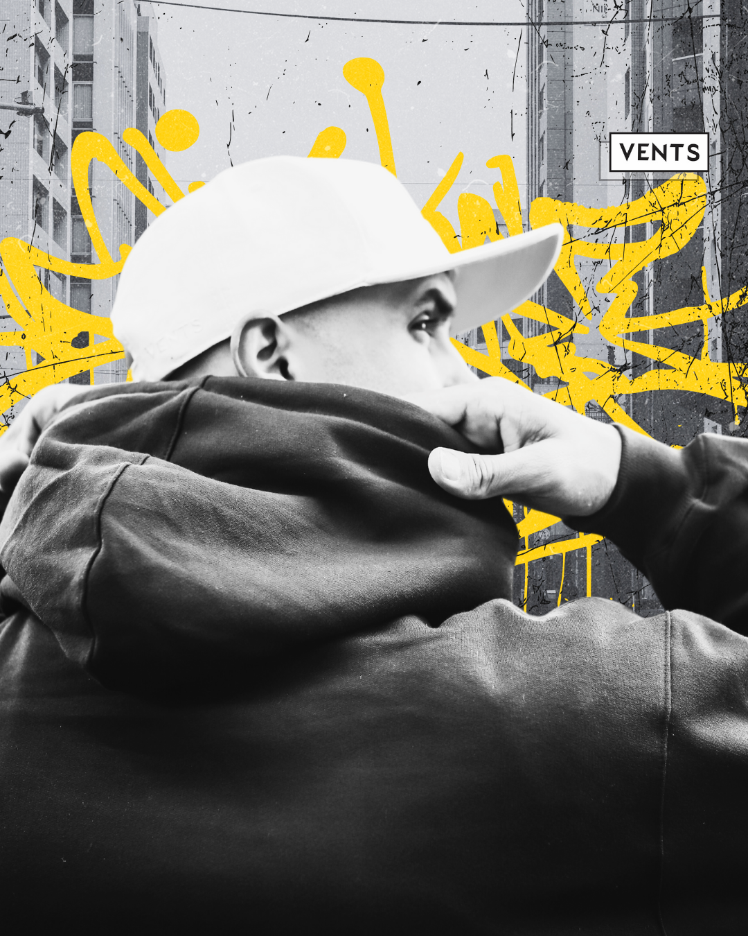 Rapaz de costa e de boné, usando uma blusa da Vents