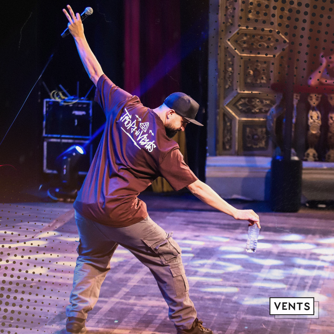 Um rapaz de costa usando uma camiseta da Vents escrito: Tropa da Vents