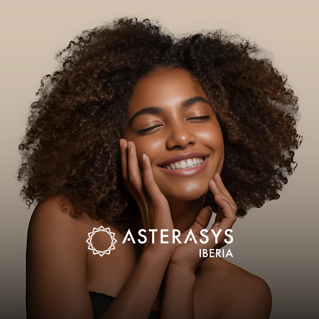 Mulher negra sorrindo com o logo da empresa Asterasys embaixo
