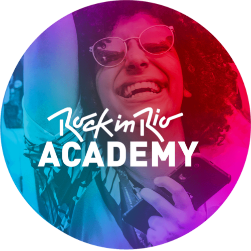Uma mulher usando óculos escuros está sorrindo no logotipo da academia rockin rio