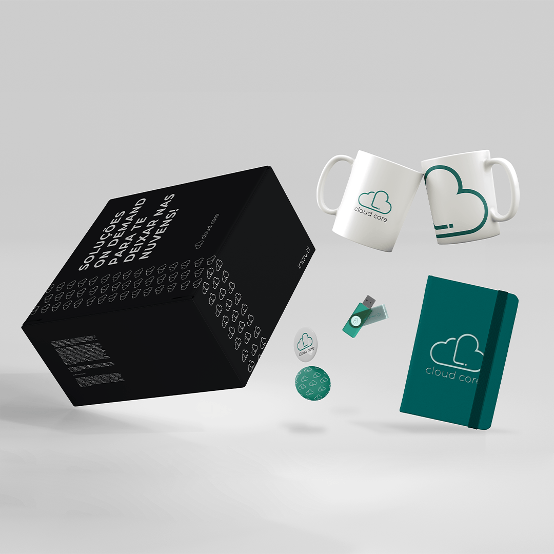 Uma caixa com um coração está cercada por canecas e um caderno.