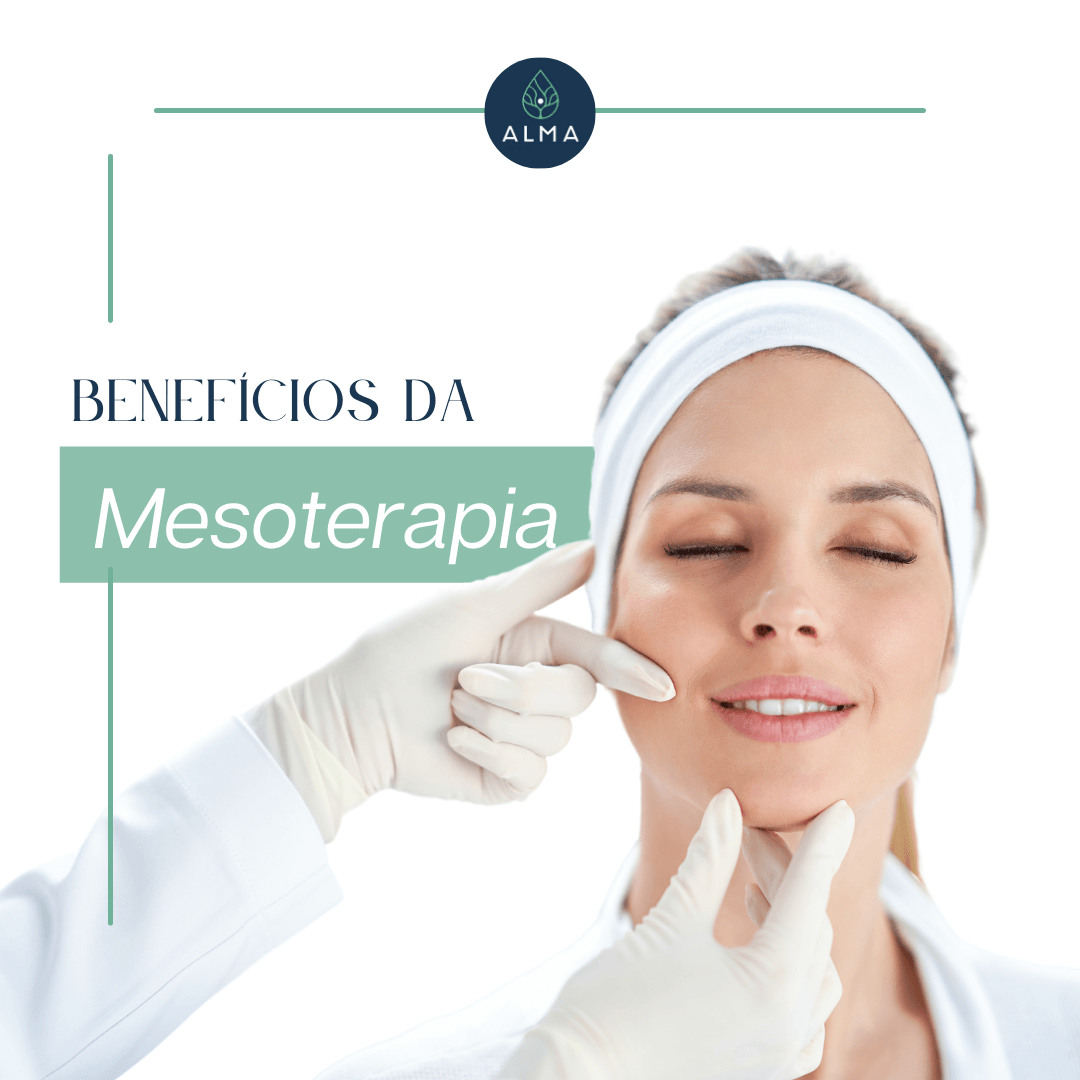 Uma mulher está recebendo um tratamento de mesoterapia no rosto