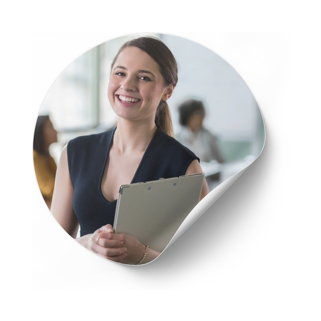 Mulher sorrindo com prancheta em um escritório.