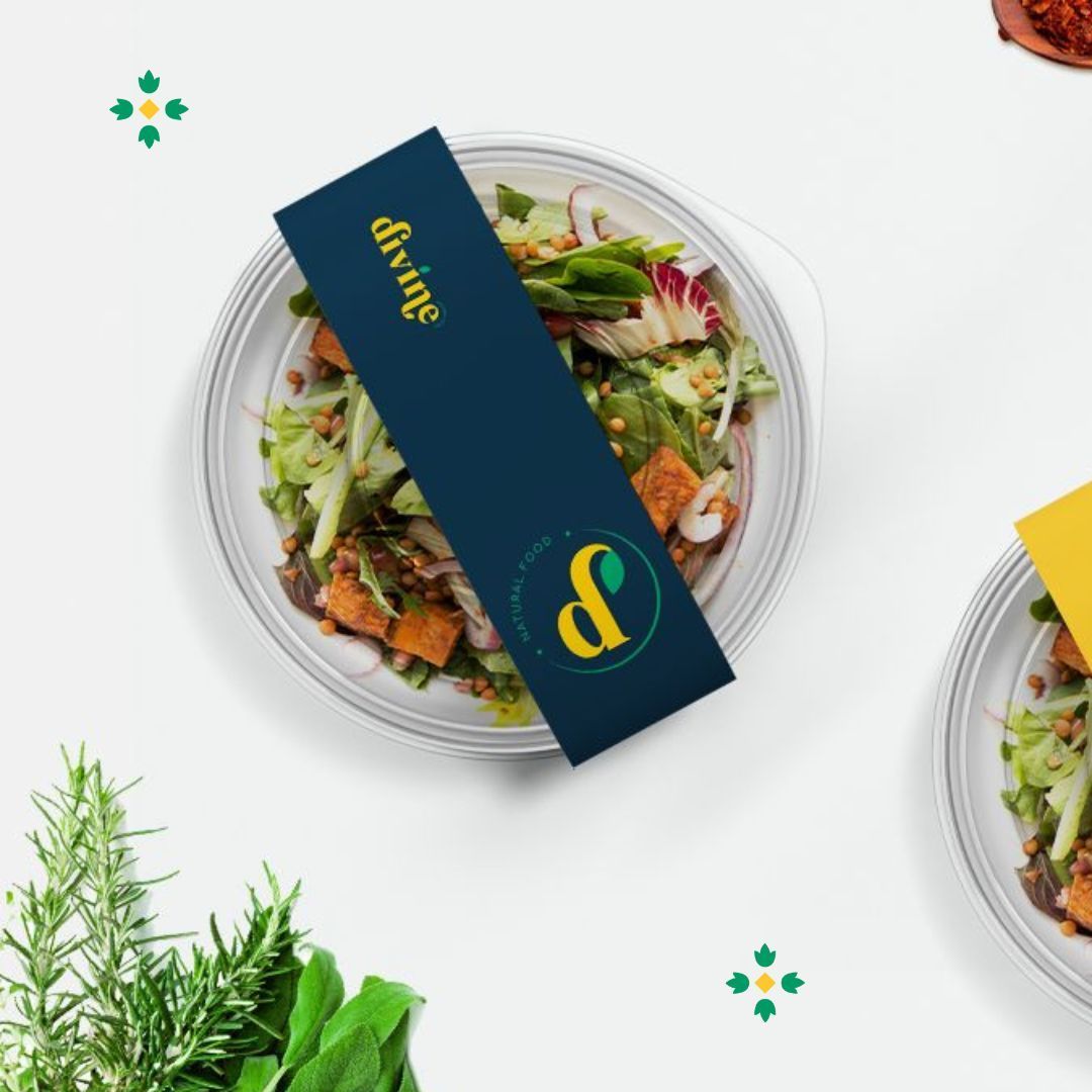 Imagem de um prato de comida e com um marca página da empresa 