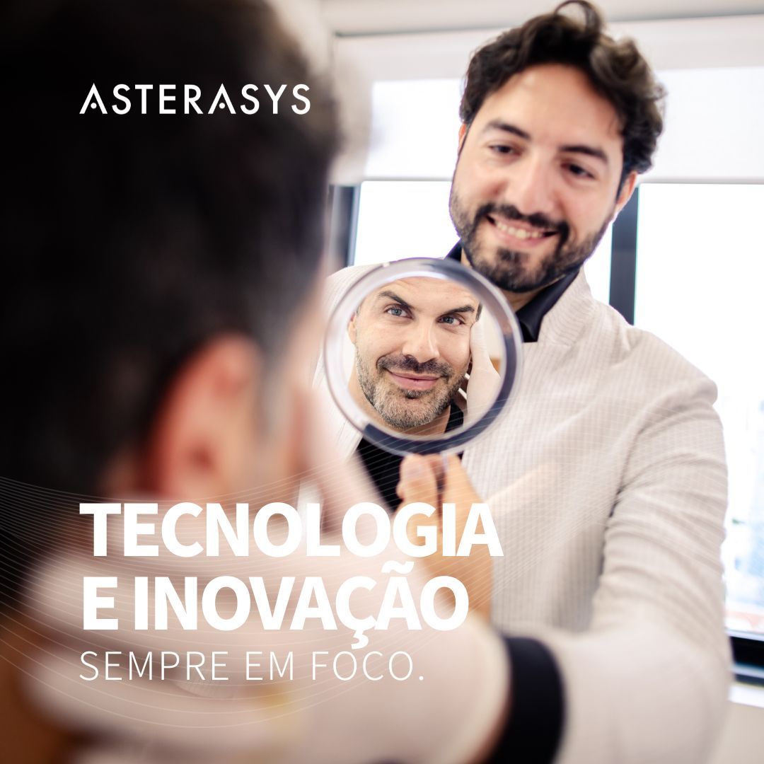 Homem com um pequeno espelho olhando para si mesmo e com outro homem ao fundo