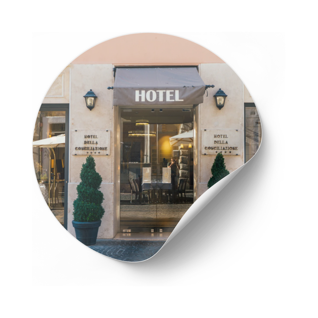 Entrada do hotel com toldo