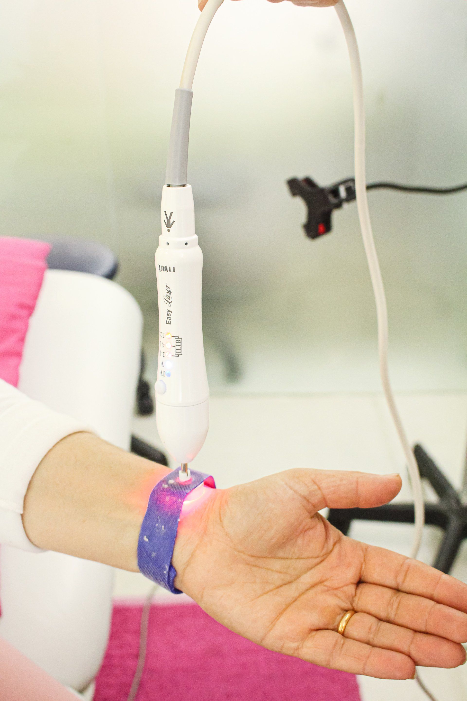 Uma pessoa está segurando um dispositivo no pulso.