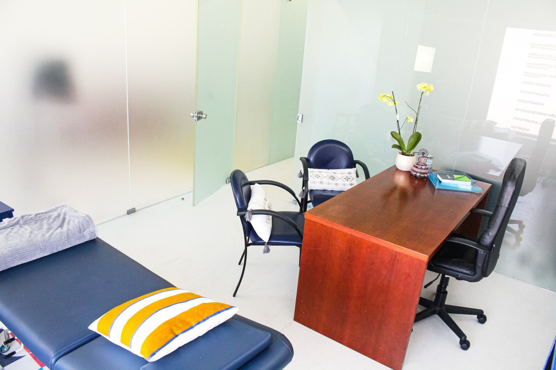 Uma sala com uma mesa, cadeiras e um sofá.