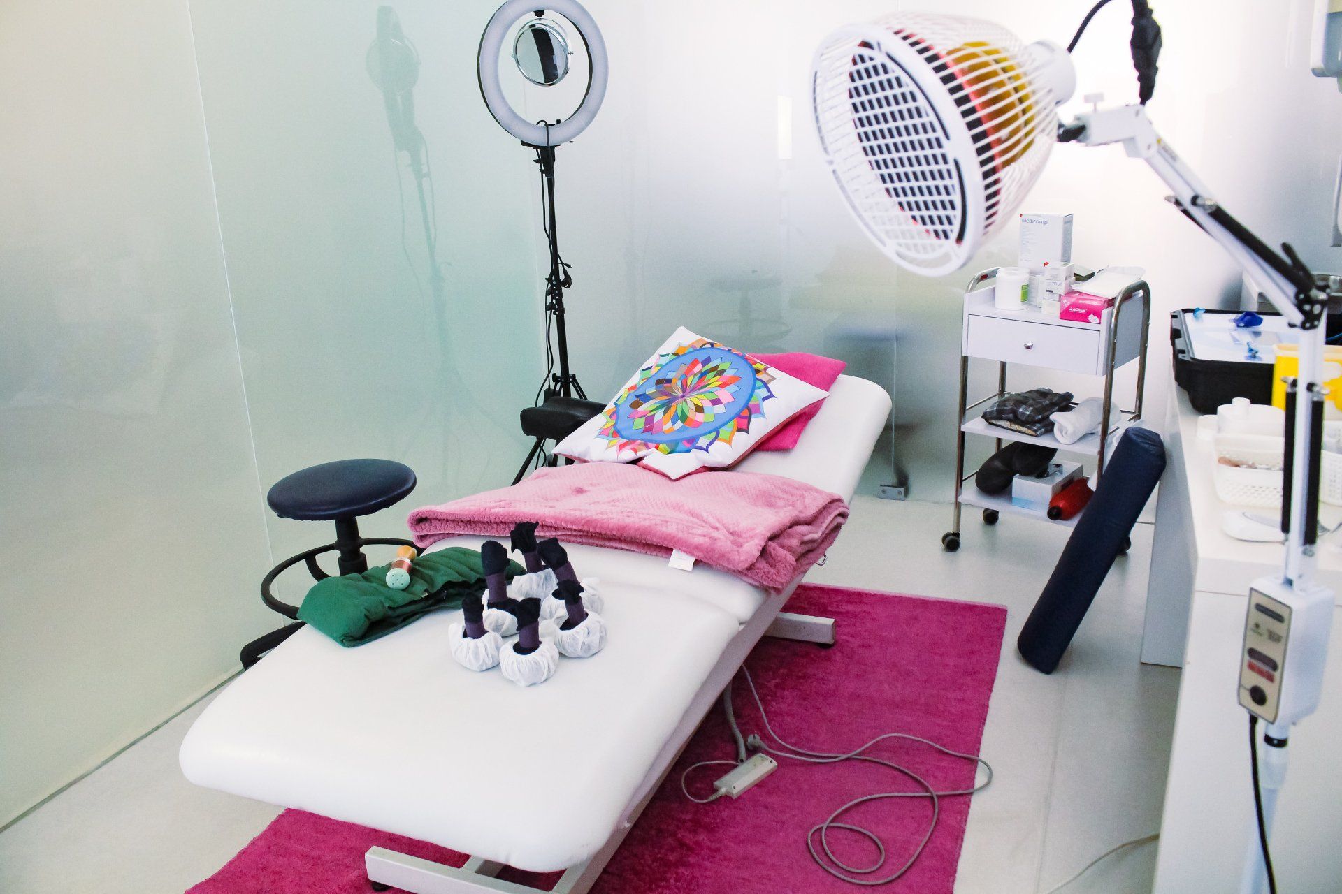 Um quarto com uma cama e uma luminária