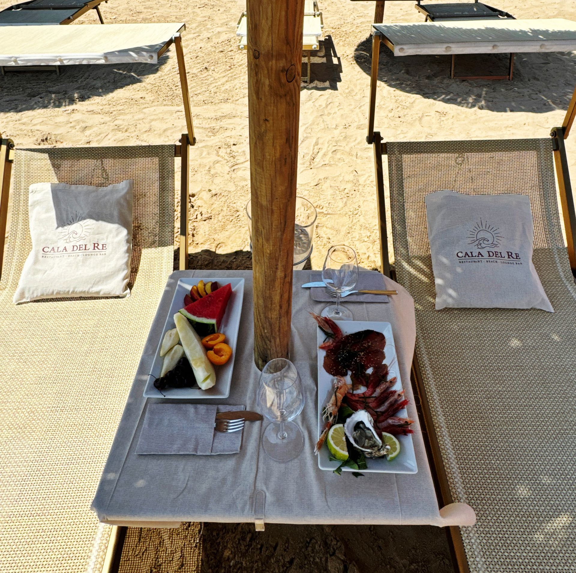 Un tavolo con piatti di cibo e una borsa con la scritta 