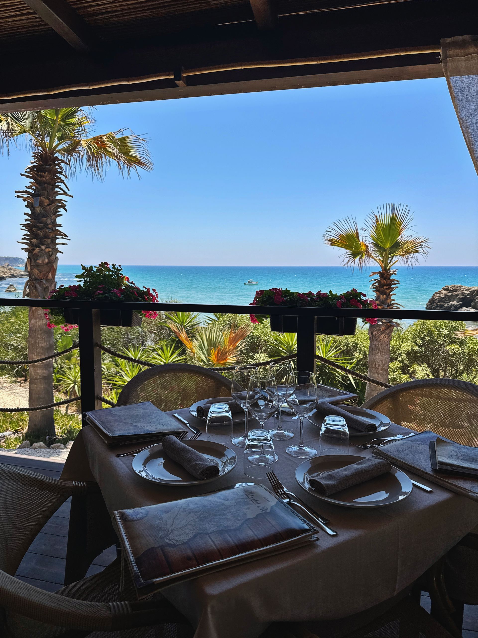 Un tavolo apparecchiato per un pasto con vista sull'oceano