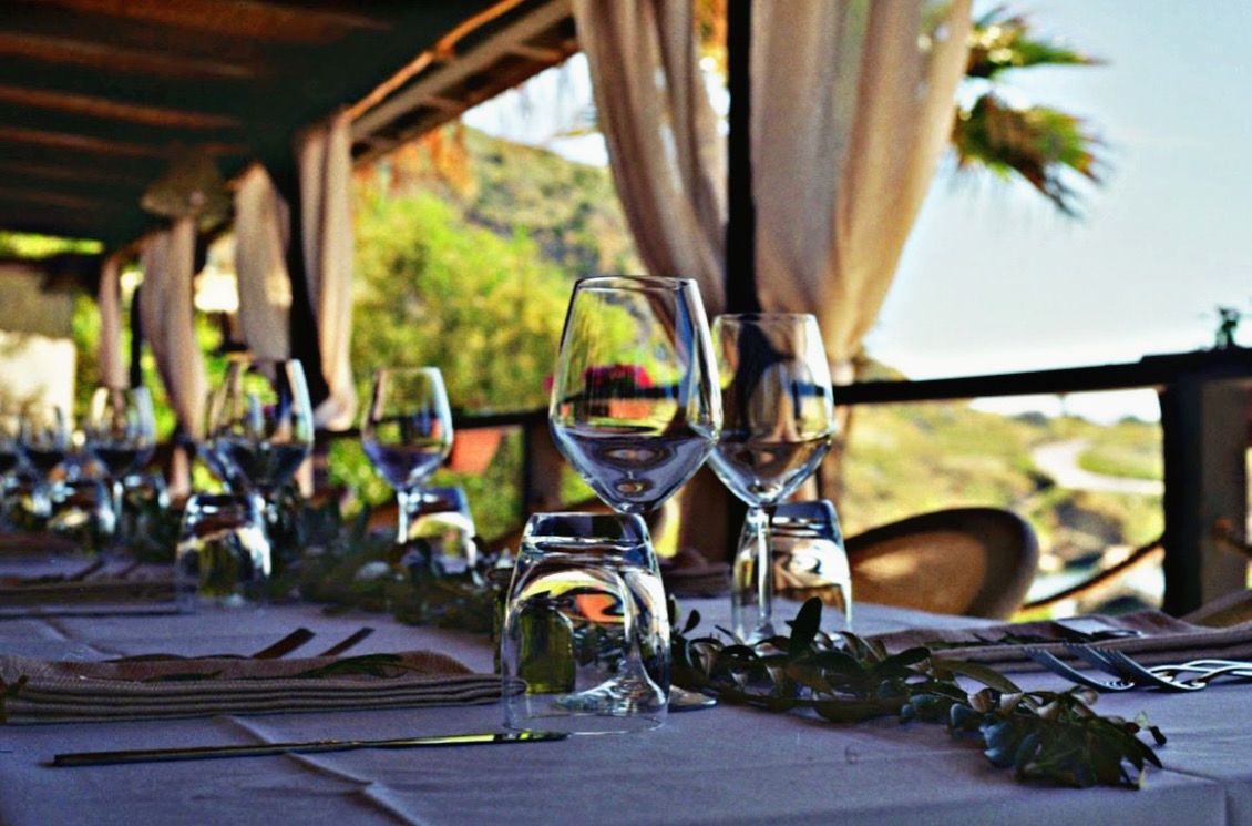 Un tavolo con un sacco di bicchieri da vino sopra