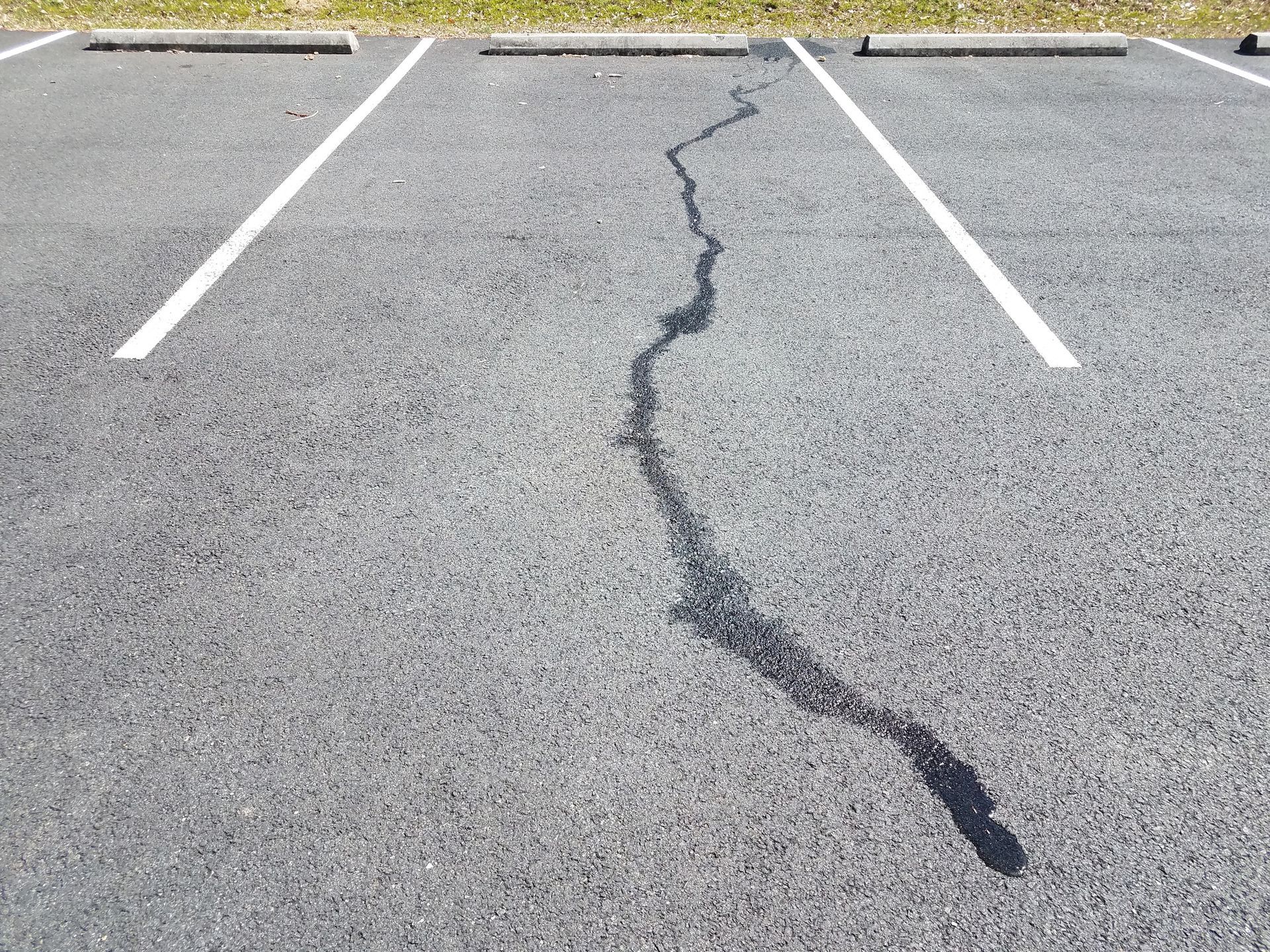 Asphalt Crack Filling in Moore, OK | Mike’s Paving