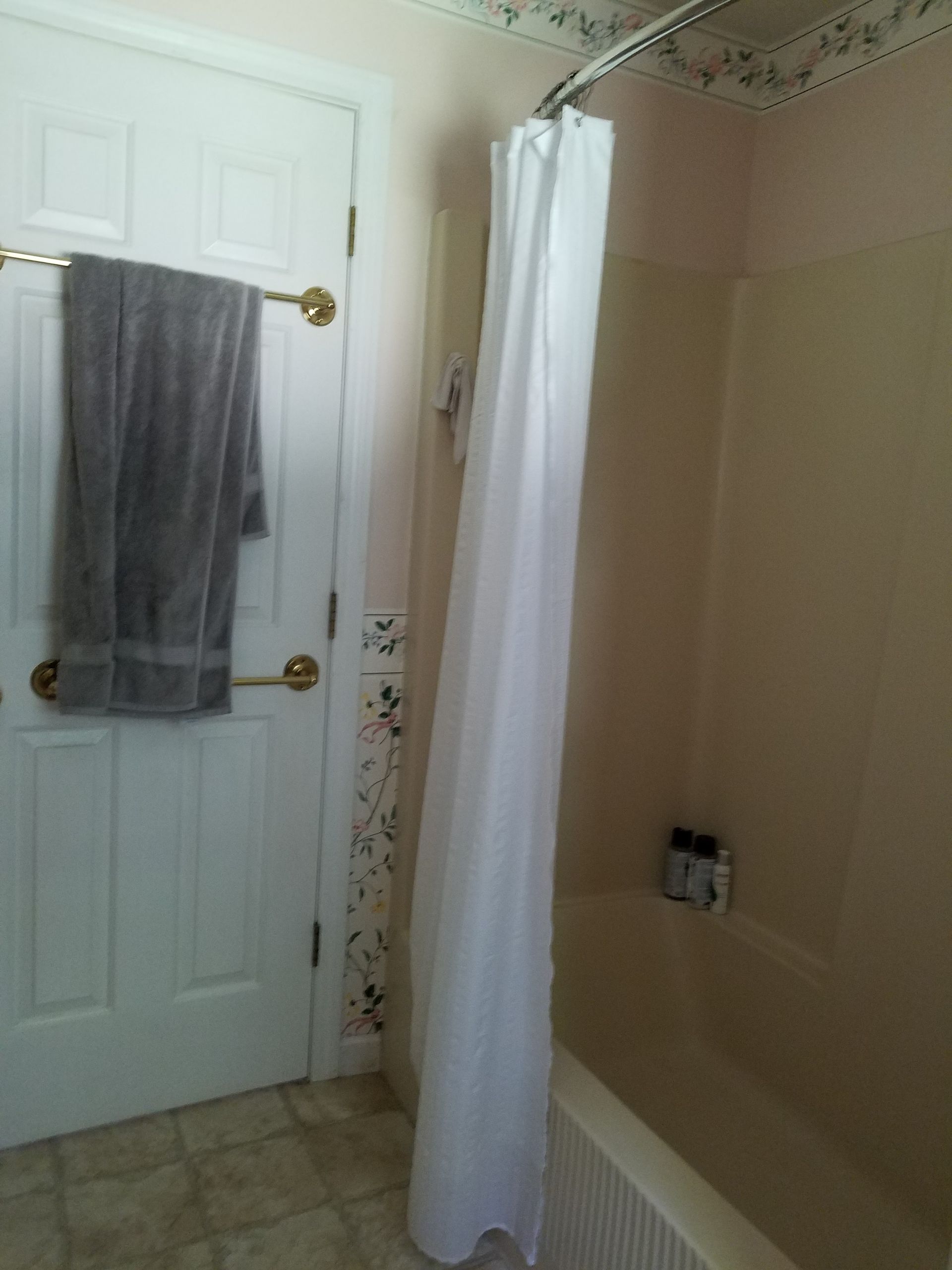A bathroom with a bathtub and a shower curtain