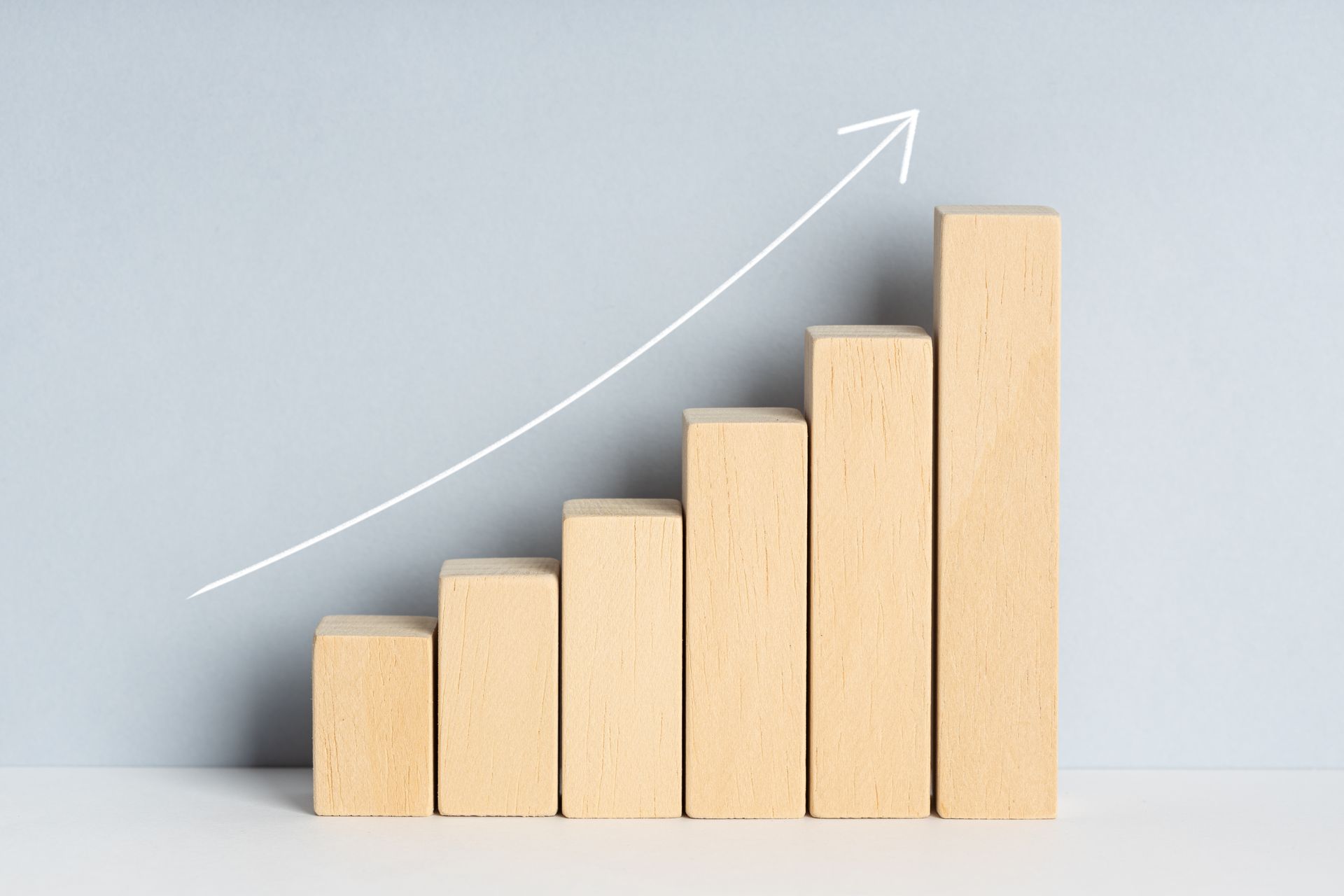 A 3d chart representing consistent growth with a 5% MYGA
