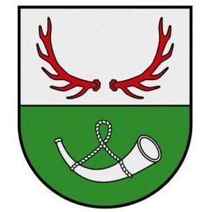 Gespaltener Schild mit rotem Geweih über grünem Feld und einem weißen Jagdhorn darunter