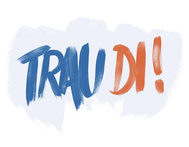 Blaue und orangefarbene Pinselschrift mit der Aufschrift „TRAU DI!“ auf hellem Aquarellhintergrund