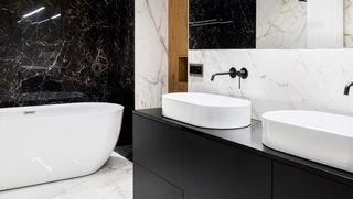 A bathroom with two sinks and a bathtub.