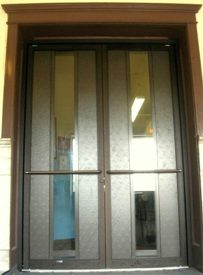 A door that has the letter p on it