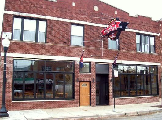 A brick building with a sign that says pizza king