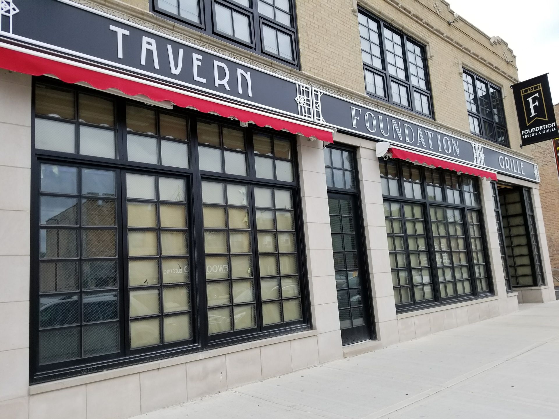 A building with a sign that says tavern on it