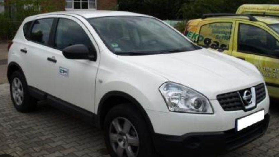 Ein weißes Auto steht neben einem gelben Lieferwagen mit der Aufschrift „Gas“