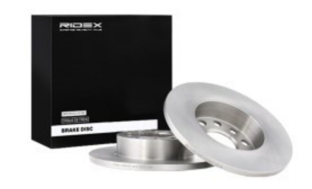 Ein Paar Bremsscheiben neben einer Schachtel mit der Aufschrift „Ridex“