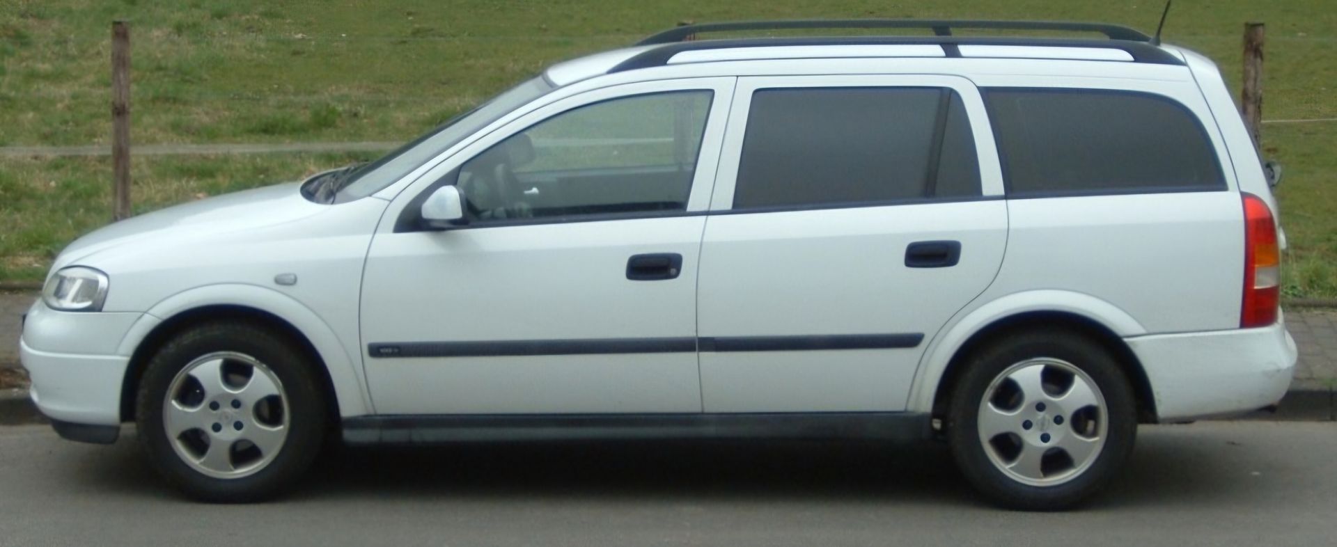 Ein weißer Lieferwagen steht am Straßenrand