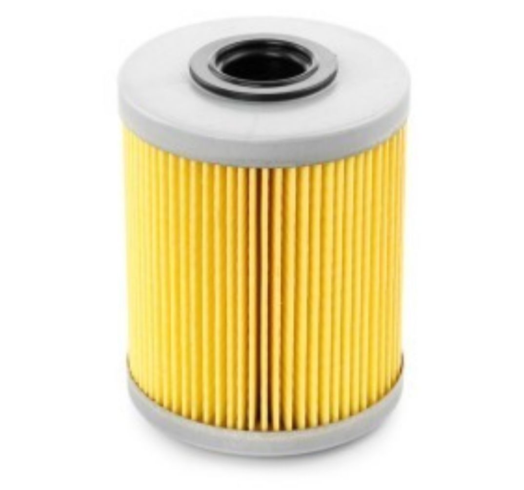 Neben einer Kiste steht ein Kraftstofffilter.