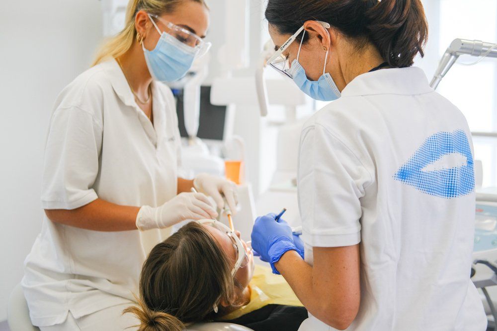 Emergency Dentist Basel – Professional dental team treating a patient with modern equipment at Zahnarzt Basel clinic.
