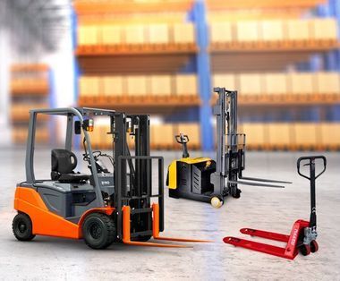 Un grupo de carretillas elevadoras y palets manuales en un almacén.