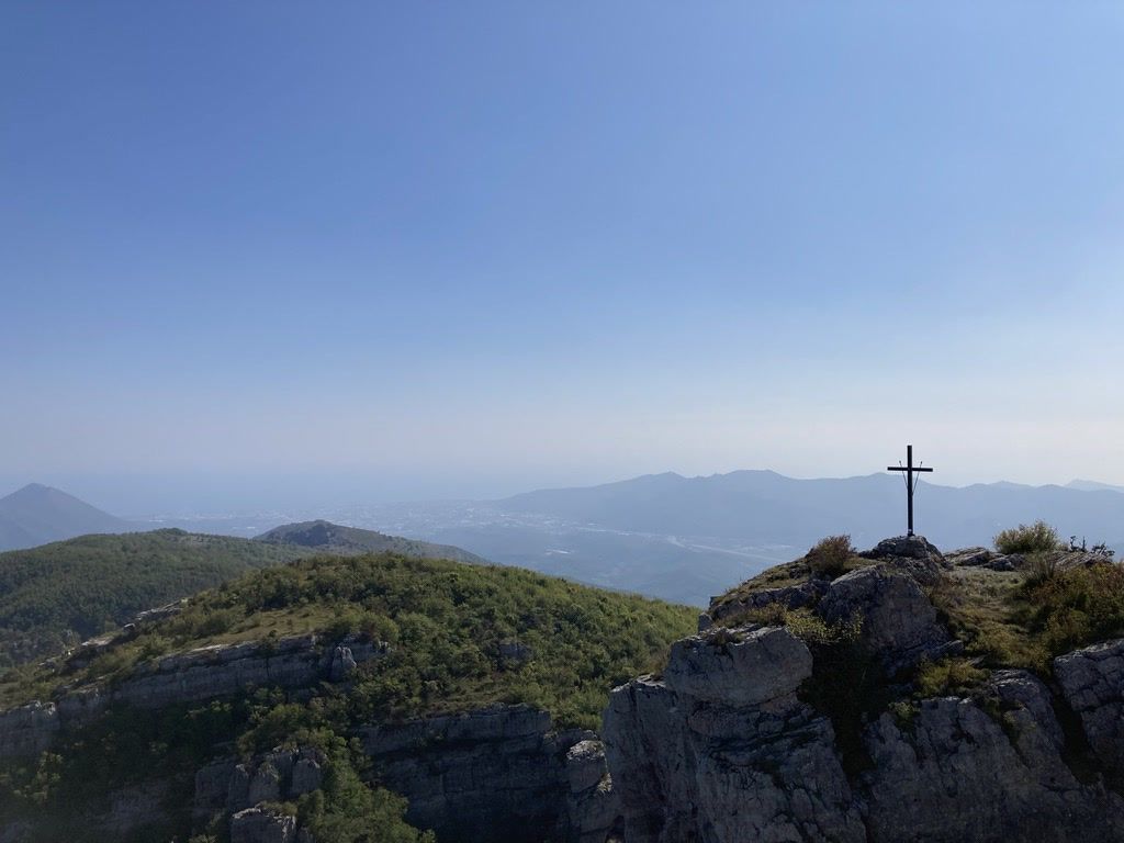 Berglandschaft mit Gipfelkreuz – Bild für Erinnerung und Trauerhilfe