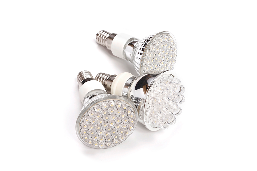 Tres bombillas LED con bases plateadas y múltiples LED pequeños sobre fondo blanco.