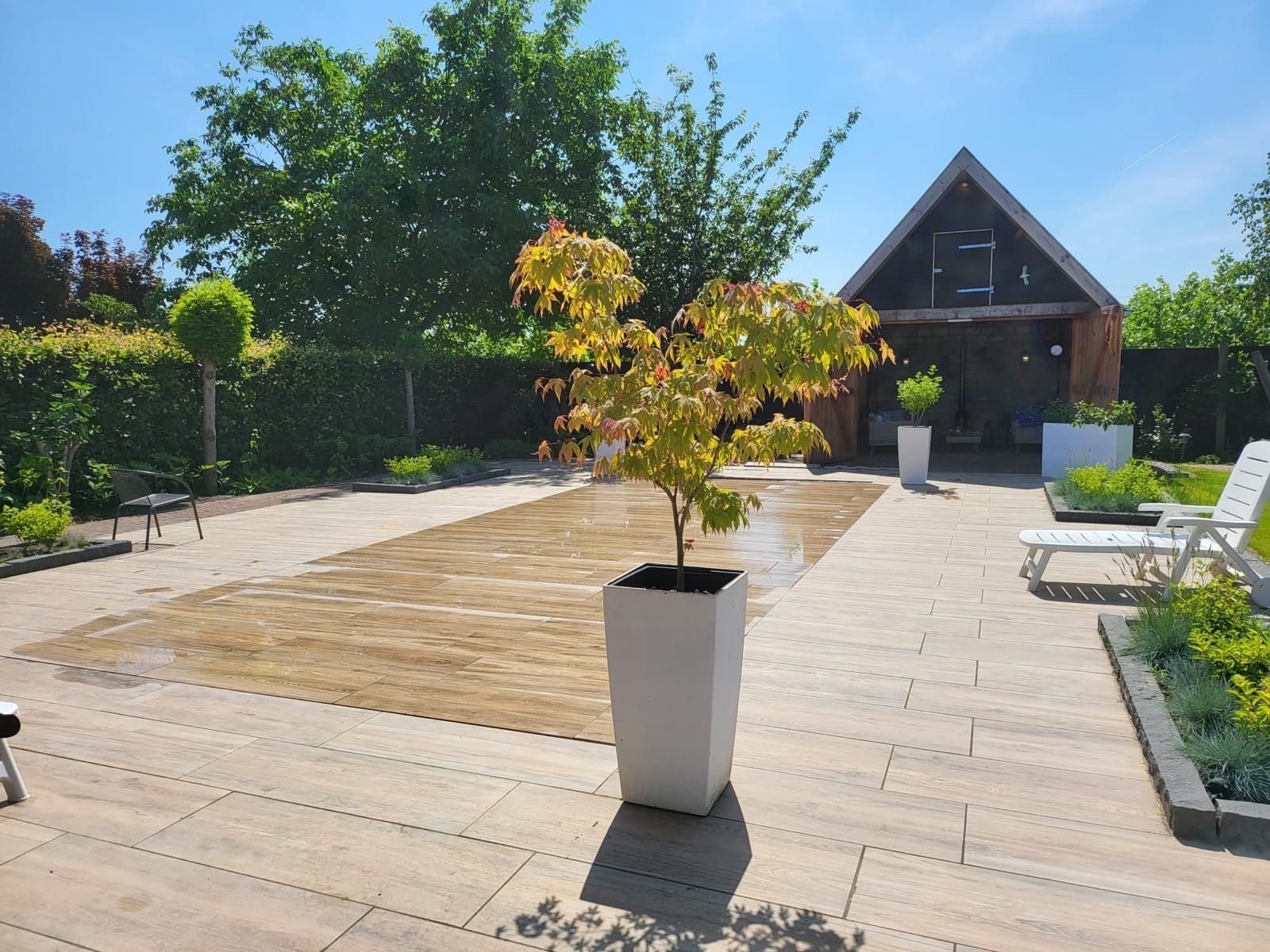 Een zonnige achtertuin met een Magicpool gesloten stand