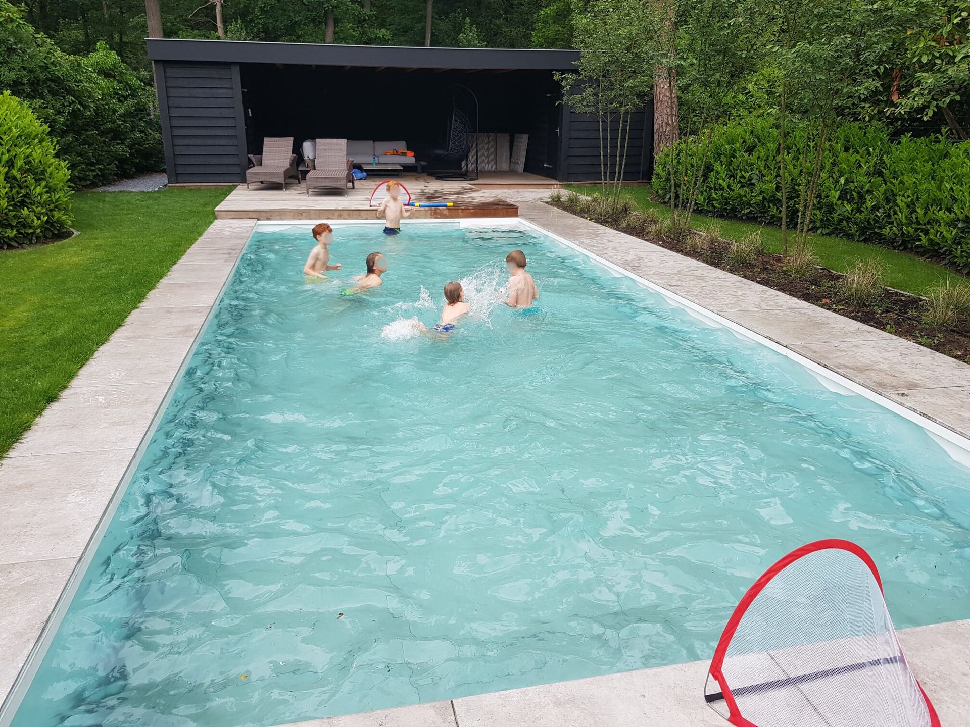 Kinderen spetteren in een MagicPool