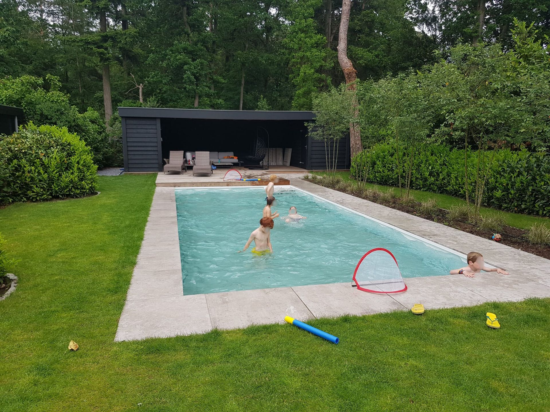 Kinderen zwemmen in een MagicPool in de achtertuin 