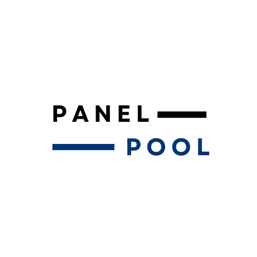 Panel Pool-logo met zwarte en blauwe tekst en horizontale lijnen.