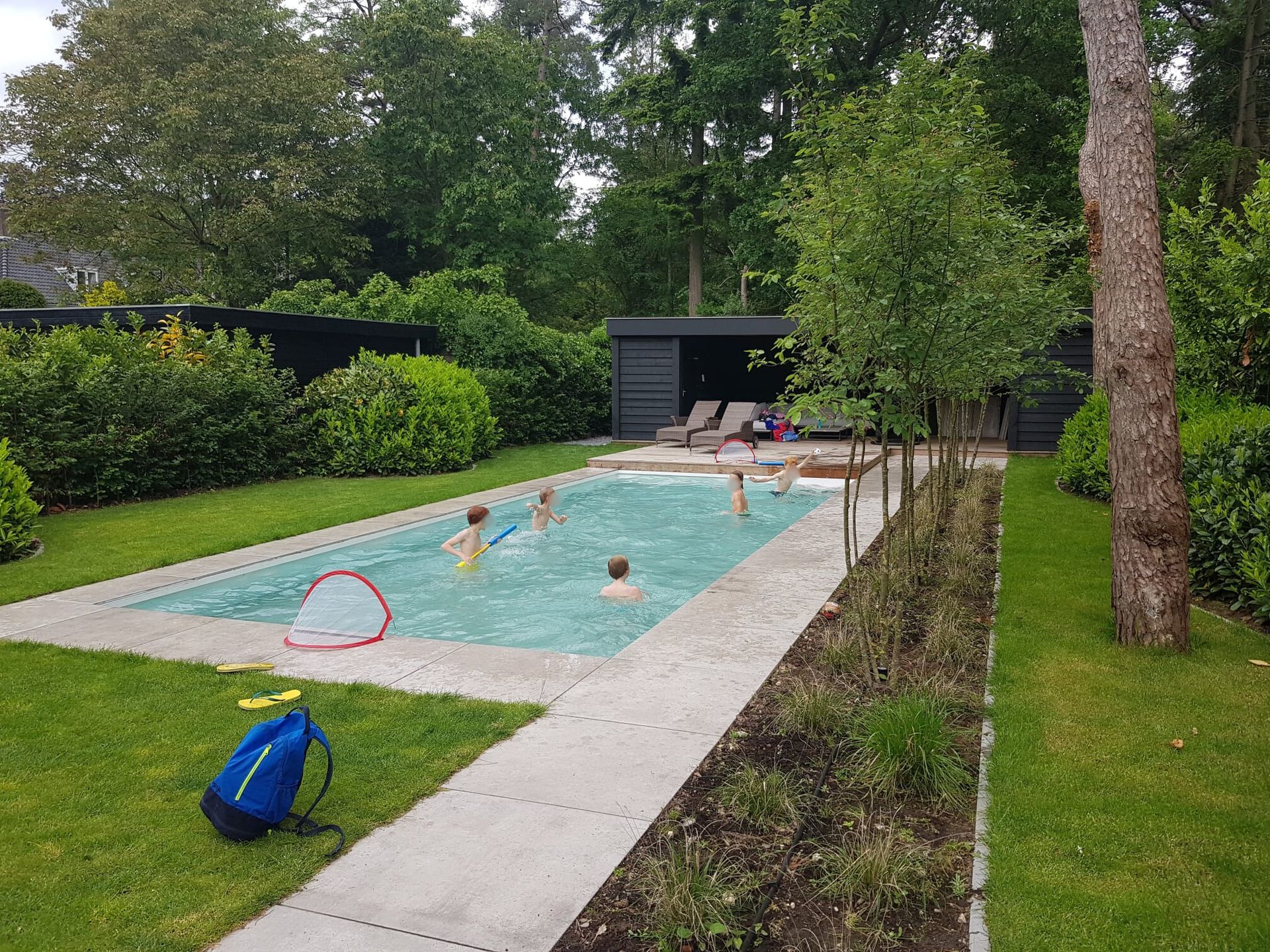 MagicPool met meerdere mensen die zwemmen